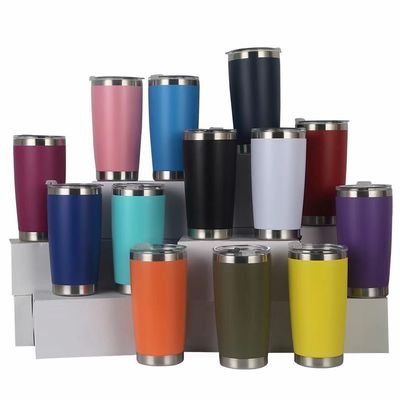 Tumbler de acero inoxidable aislado con tapa para viajar
