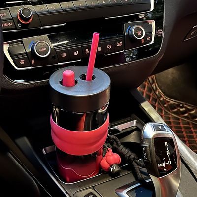 Personas aplicables Todos mantengan su café caliente y sus manos libres con este tumbler