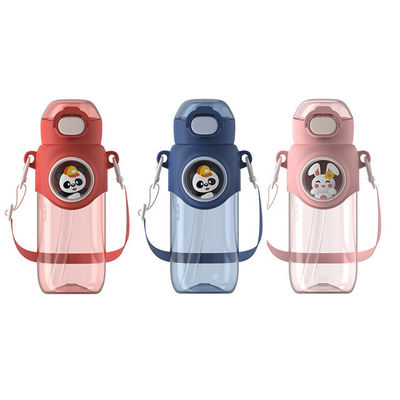690ml Cisterna de plástico de dibujos animados Taza portátil de colores con tapa elástica y cuerda con cuerda
