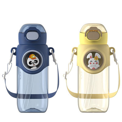 690ml Cisterna de plástico de dibujos animados Taza portátil de colores con tapa elástica y cuerda con cuerda