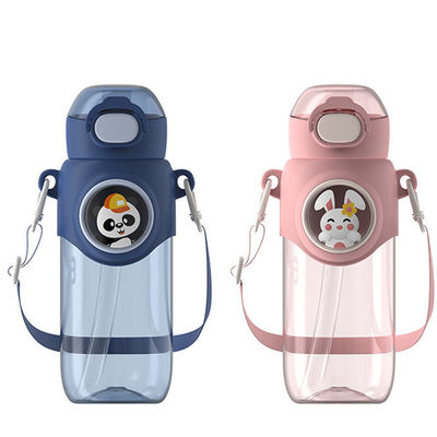690ml Cisterna de plástico de dibujos animados Taza portátil de colores con tapa elástica y cuerda con cuerda