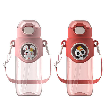 690ml Cisterna de plástico de dibujos animados Taza portátil de colores con tapa elástica y cuerda con cuerda