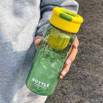 Diseño contemporáneo Botella de agua de plástico de 650 ml con logotipo personalizado y separador de té