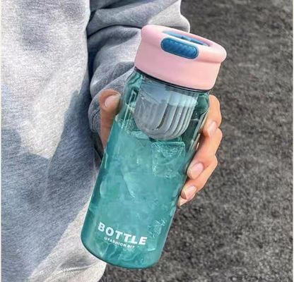 Diseño contemporáneo Botella de agua de plástico de 650 ml con logotipo personalizado y separador de té