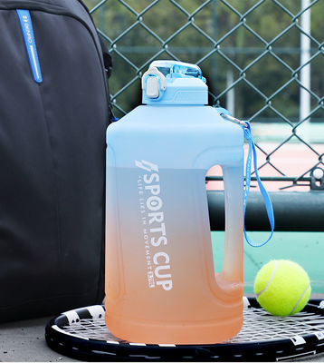 Deportes al aire libre y gimnasia color gradiente PP plástico taza de agua de cubo con gran capacidad