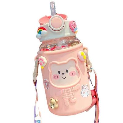 Botella de agua de plástico de 620 ml con tapa en forma de oso y cordón.