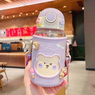 Botella de agua de plástico de 620 ml con tapa en forma de oso y cordón.