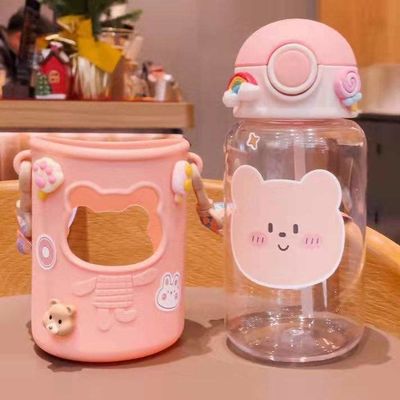 Botella de agua de plástico de 620 ml con tapa en forma de oso y cordón.