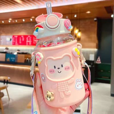 Botella de agua de plástico de 620 ml con tapa en forma de oso y cordón.