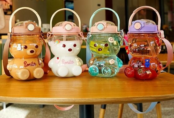 Color personalizado 1L Botella de agua de gran capacidad Taza de bebida transparente de oso con paja