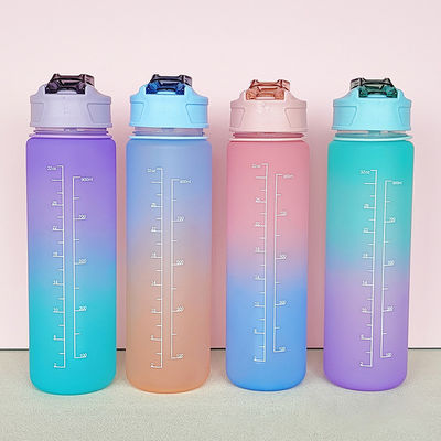 Manténgase hidratado en movimiento con 900 ml de Bpa de color libre de gradiente botella de agua para deportes al aire libre
