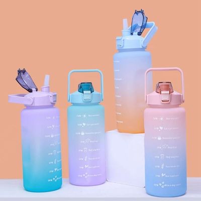 Botella de agua de plástico de 2L para deportes al aire libre con línea de capacidad y recubrimiento anticorrosión