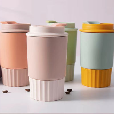 Taza de café reutilizable de acero inoxidable aislada para viajes y desplazamientos