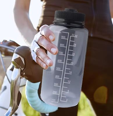 Unisex 1000ml Taza de agua de gran capacidad Taza a escala impermeable con material plástico PS