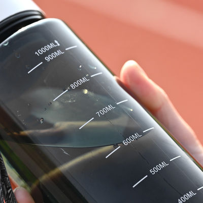 Botella de agua potable directa con marcador de tiempo para gimnasio y actividades al aire libre