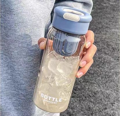 Moda de verano para estudiantes Botella de agua de plástico de 650 ml con filtro y diseño portátil