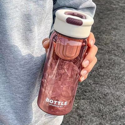 Moda de verano para estudiantes Botella de agua de plástico de 650 ml con filtro y diseño portátil
