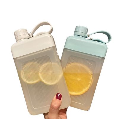 Botella de agua de plástico libre de BPA de 450 ml de capacidad ideal para deportes y actividades al aire libre
