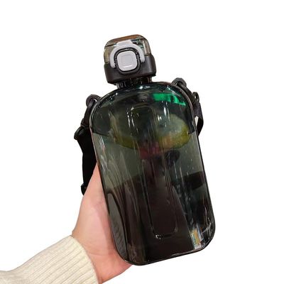 2024 Popular Copa de agua de plástico Cuadrado Botellas de agua transparentes con correa para deportes de gimnasio