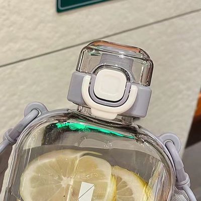 2024 Popular Copa de agua de plástico Cuadrado Botellas de agua transparentes con correa para deportes de gimnasio