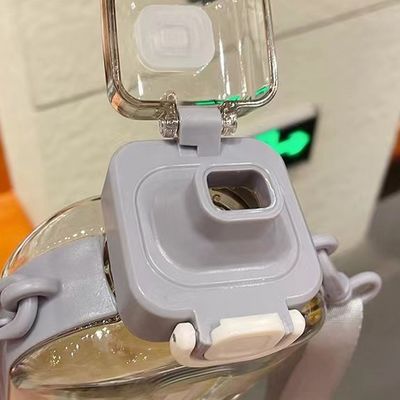 2024 Popular Copa de agua de plástico Cuadrado Botellas de agua transparentes con correa para deportes de gimnasio