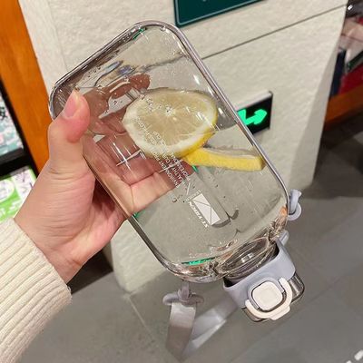2024 Popular Copa de agua de plástico Cuadrado Botellas de agua transparentes con correa para deportes de gimnasio