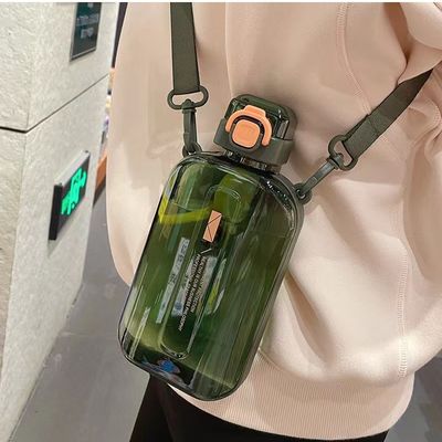 2024 Popular Copa de agua de plástico Cuadrado Botellas de agua transparentes con correa para deportes de gimnasio