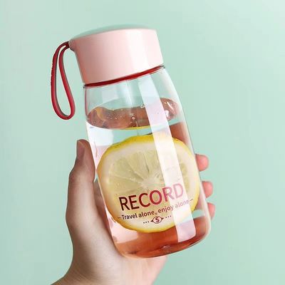 Logotipo personalizado aceptable Botella de plástico transparente de 380 ml con tapa y mango