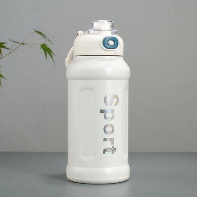 Botella de agua con paja para acampar