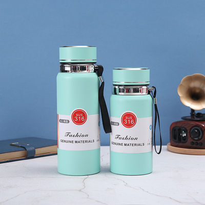 Botella de agua de 800 ml aislada al vacío Logotipo personalizado de acero inoxidable 316 Perfecto para viajar