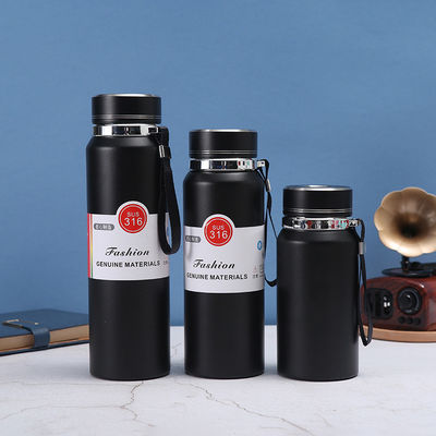 Mejora tu juego de botellas de agua con nuestras botellas de vacío de copa de tumbler aisladas de 20 oz