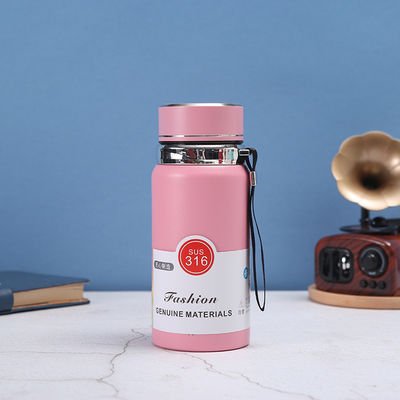 Mejora tu juego de botellas de agua con nuestras botellas de vacío de copa de tumbler aisladas de 20 oz