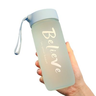 Botella de plástico ecológica para actividades al aire libre