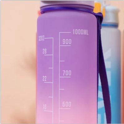 Actividad al aire libre de gimnasio 1L Botella de plástico para beber con marca de tiempo y sin aislamiento
