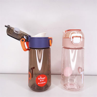 Botella de agua para viajes deportivos al aire libre con línea de escala táctil y empuñadura hecha de Tritán