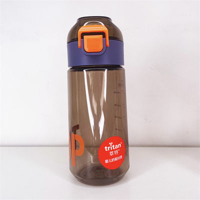 Botella de agua para viajes deportivos al aire libre con línea de escala táctil y empuñadura hecha de Tritán