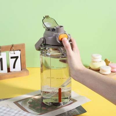 Botellas de agua deportiva sin BPA con marca de tiempo con agua hirviendo