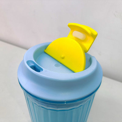 Taza de café de plástico reutilizable con tapa Tritán duradero botella de agua de doble pared