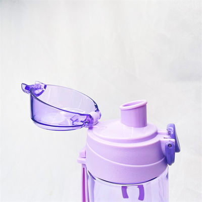 Botella de agua púrpura Tritán 600ml Botella de plástico para bebidas deportivas con cuerda de mango para gimnasio