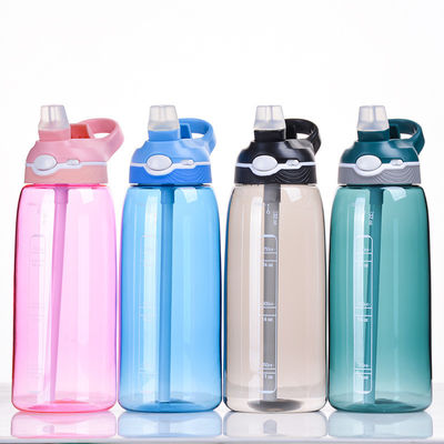 Manténgase hidratado con esta botella de agua libre de BPA de 1 litro de plástico de Tritán y paja incluida