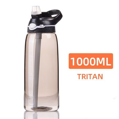 Manténgase hidratado con esta botella de agua libre de BPA de 1 litro de plástico de Tritán y paja incluida