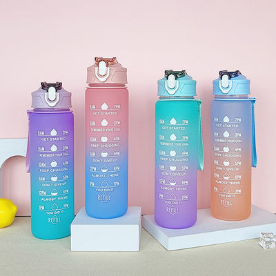 Botella de agua de Tritán con marcador de tiempo 900Ml Bpa Color de gradiente libre para deportes al aire libre