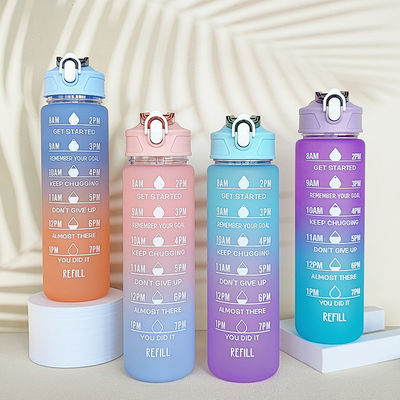 Botella de agua de Tritán con marcador de tiempo 900Ml Bpa Color de gradiente libre para deportes al aire libre