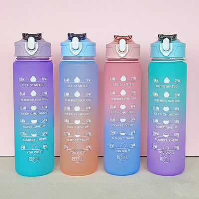 Botella de agua de Tritán con marcador de tiempo 900Ml Bpa Color de gradiente libre para deportes al aire libre