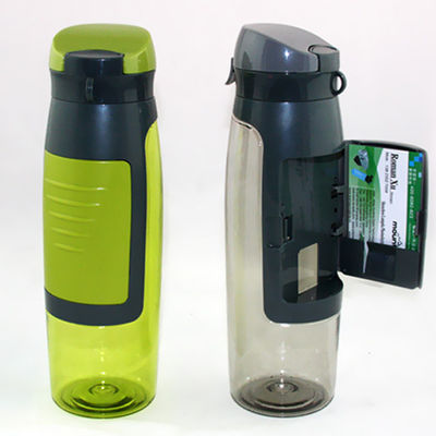 En stock Botella de agua potable de plástico portátil deportiva de 750 ml de capacidad con almacenamiento de tarjetas