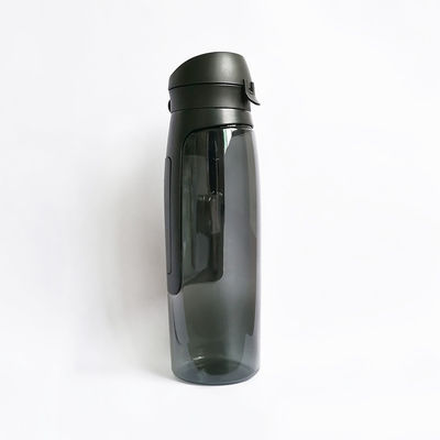 Estilo de diseño minimalista Botella de agua deportiva de plástico de 750 ml para hidratación en movimiento