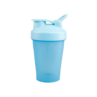 Botella de agua potable de plástico PE libre de BPA con logotipo personalizado y batidora