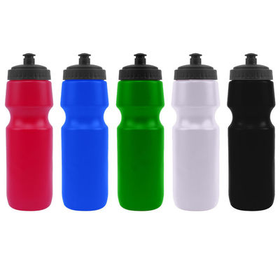 Botella de agua deportiva de plástico de plástico equipada con cubierta de polvo para bicicleta