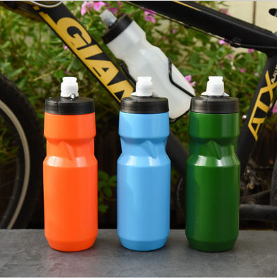 Botella de agua deportiva de plástico de plástico equipada con cubierta de polvo para bicicleta
