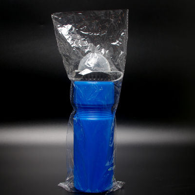 Botella de agua deportiva de plástico de plástico equipada con cubierta de polvo para bicicleta